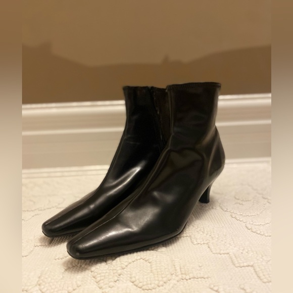 •SOLD• Black Leather Pointed Toe Heeled Booties - Picture 1 of 11